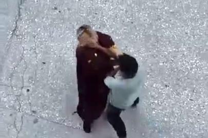 Cadde ortasında boğazını sıktığı kadını yerde sürükledi