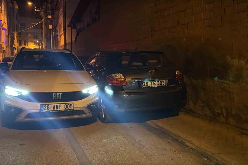 ’Dur’ ihtarına uymayıp polisin üzerine araç süren alkollü sürücü park halindeki araca çarptı