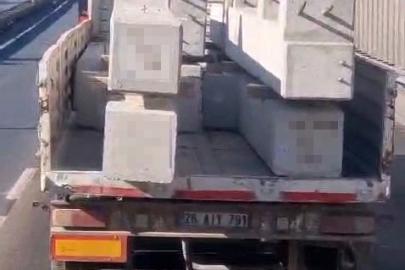 Eskişehir Çevreyolu’nda kamyondaki tonluk beton bloklar bağlanmadan taşındı