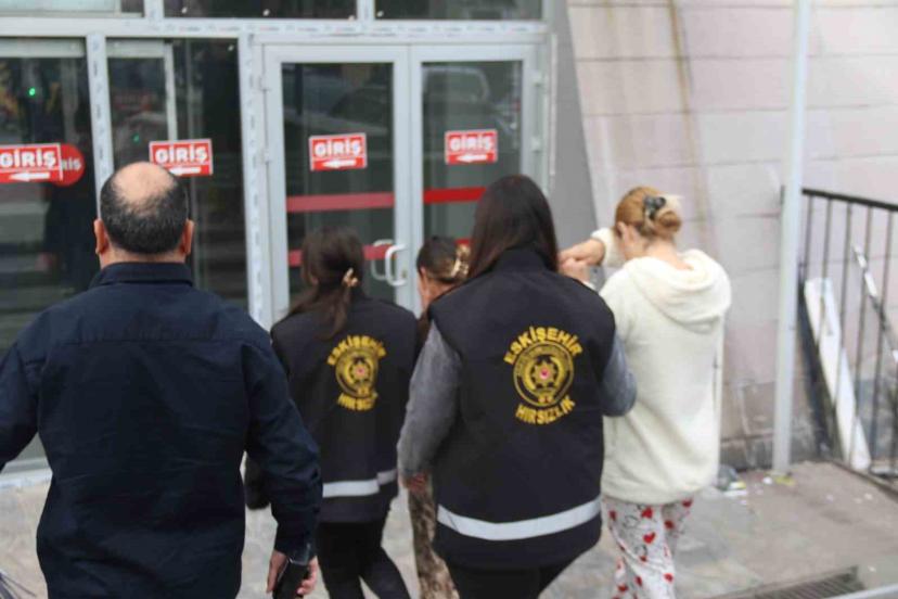 Eskişehir’de 2 evden hırsızlık olayının şüphelileri tutuklandı