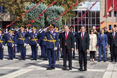 Eskişehir’de 29 Ekim Cumhuriyet Bayramı çelenk sunma töreniyle başladı