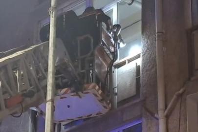 Eskişehir’de 3’üncü kattaki dairenin penceresine çıkan yaşlı adam ikna edilip hastaneye kaldırıldı