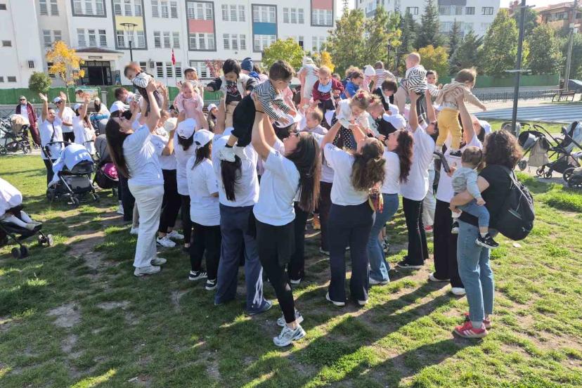Eskişehir’de 75 anne aynı anda bebekleriyle birlikte egzersiz yaptı