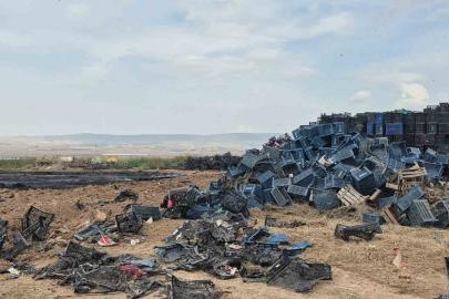 Eskişehir’de çıkan yangında binlerce plastik kasa yandı