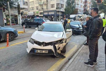 Eskişehir’de iki araç kafa kafaya çarpıştı