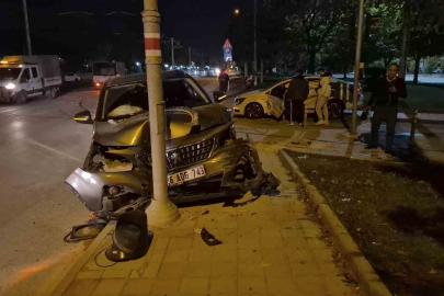 Eskişehir’de iki araç kavşakta çarpıştı: 3 yaralı