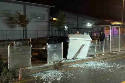 Eskişehir’de otomobil tramvay durağına daldı: 1 yaralı