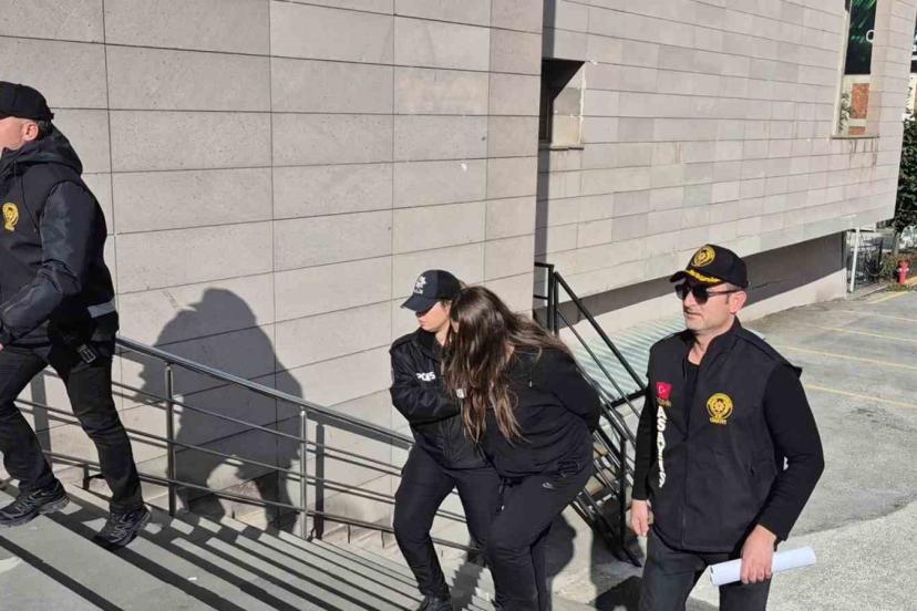 Evinde misafiri olan şahsın bıçakla ölümüne ilişkin gözaltına alınan kadın adliyeye sevk edildi