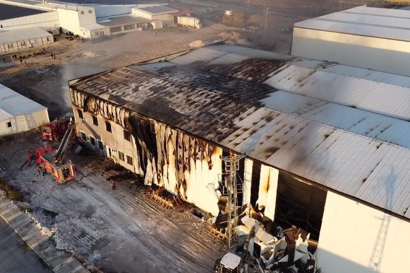 Fabrika yangını büyümeden söndürüldü
