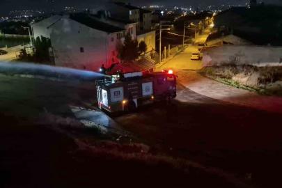 Gençler traktör lastiğini yakarak yangın çıkardı