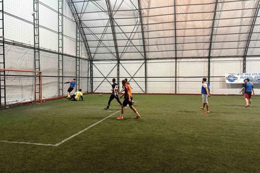 Hisarcık AK Gençlik Halı Saha Turnuvası’nda final heyecanı