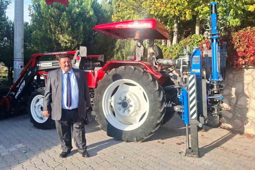 Hisarcık’ta Şeyhler köylüleri bir araya gelip traktör kepçe aldı