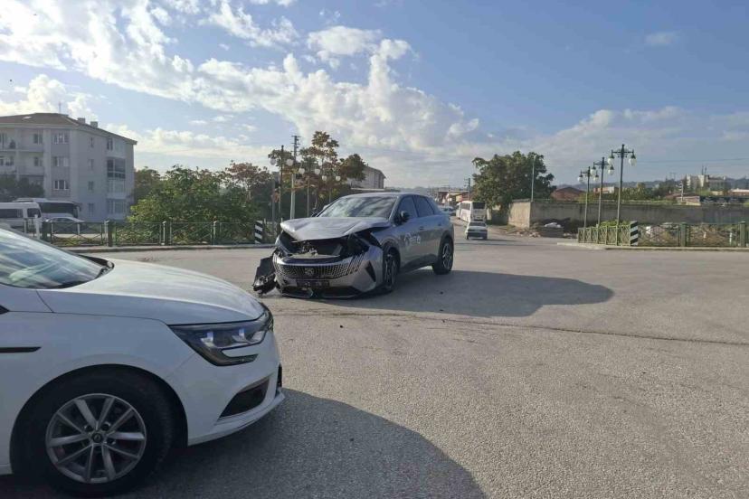 İki sokak kesişimindeki trafik kazası maddi hasarla atlatıldı