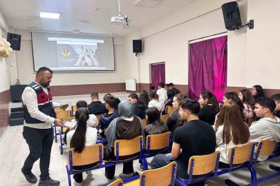 Jandarmadan öğretmen ve öğrencilere siber güvenlik eğitimi