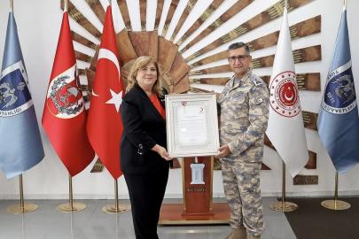Kızılay’dan Tuğgeneral Mustafa Baş’a Kurumsal Gümüş Madalya