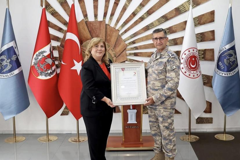 Kızılay’dan Tuğgeneral Mustafa Baş’a Kurumsal Gümüş Madalya
