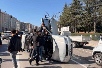 Kontrolden çıkan otomobil araçlara çarpıp ardından yan yattı