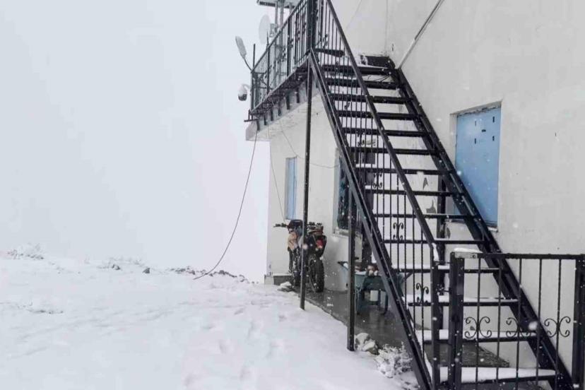 Kütahya’da 2 bin 120 rakımlı Akdağ Yaylası’na mevsimin ilk karı yağdı