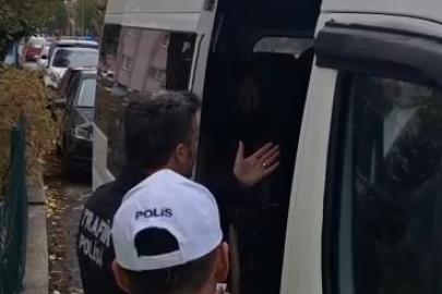 Kütahya’da dur ihtarına uymayan servis şoförü öğrencileri araçta bırakıp kaçtı