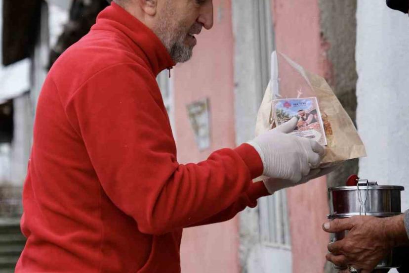 Kütahya’da ihtiyaç sahiplerine sıcak pide dağıtıldı