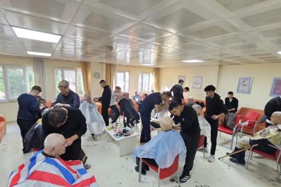 Kütahya’da kuaförlük öğrencilerinden huzurevi sakinlerine anlamlı ziyaret