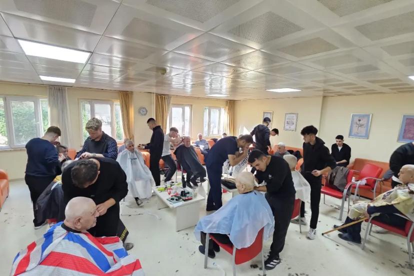 Kütahya’da kuaförlük öğrencilerinden huzurevi sakinlerine anlamlı ziyaret
