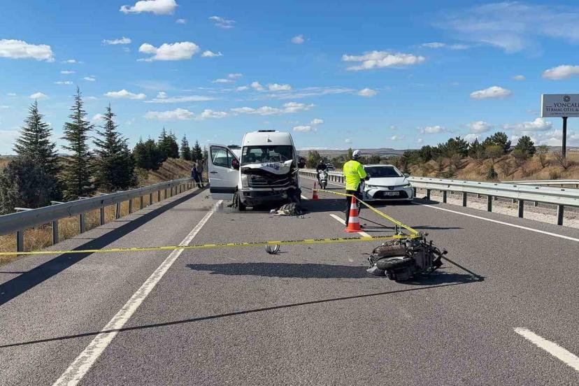 Kütahya’da minibüsle çarpışan genç motosikletli hayatını kaybetti