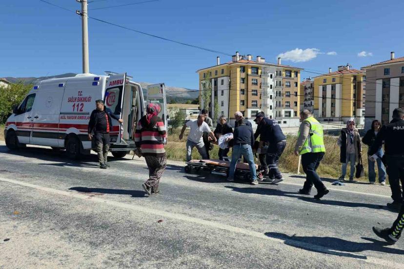 Kütahya’da otomobil motosikletle çarpıştı: 1 ölü, 2 yaralı