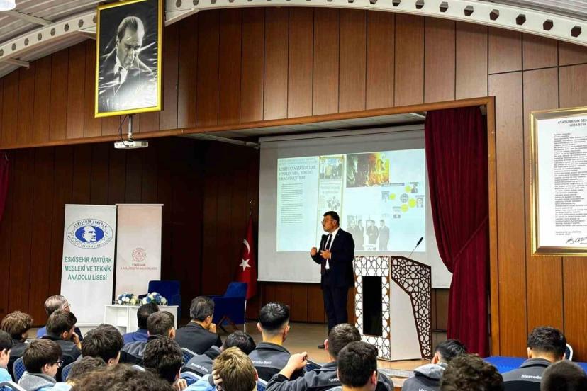 Mezun olduğu okulda öğrencilerle buluştu