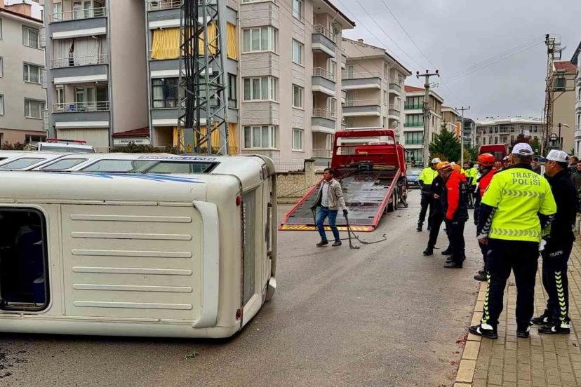 Minibüslerin çarpıştığı kazada 16 kişi yaralandı