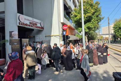 Mukaddes emanetleri görebilmek için metrelerce kuyruk oluşturdular