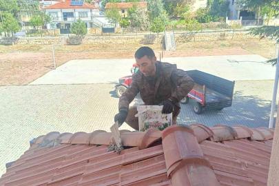 Okulun çatısının işçiliğini muhtar ücretsiz yaptı