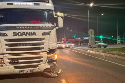 Otomobil ile tırın çarpıştığı maddi hasarlı kaza kamerada