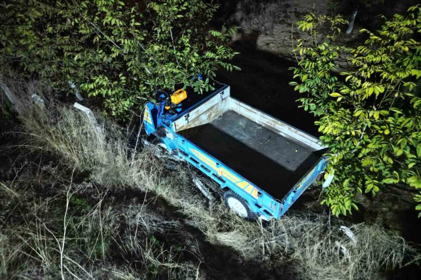 Otomobilin çarptığı patpat 3 metre yükseklikten tarlaya düştü