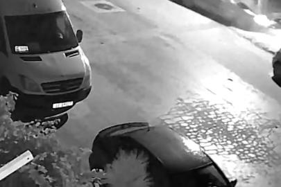 Otomobilin elektrik direğine çarptığı anlar güvenlik kamerasında