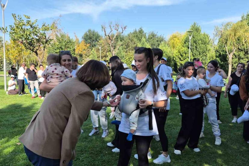 Parktan çıkarılan anneleri Ayşe Ünlüce ağırladı