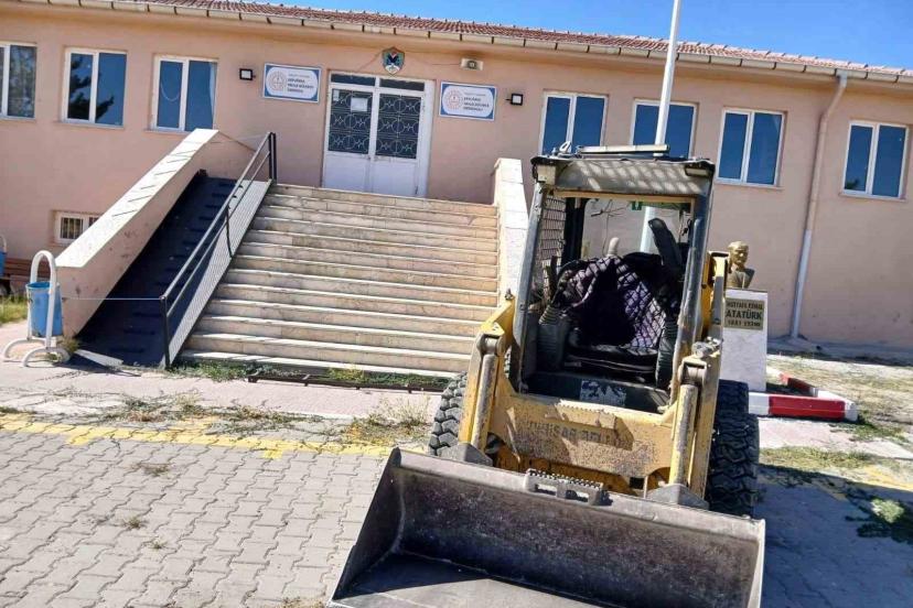 Sivrihisar Belediyesinden eğitim kurumlarına kapsamlı bakım ve onarım desteği