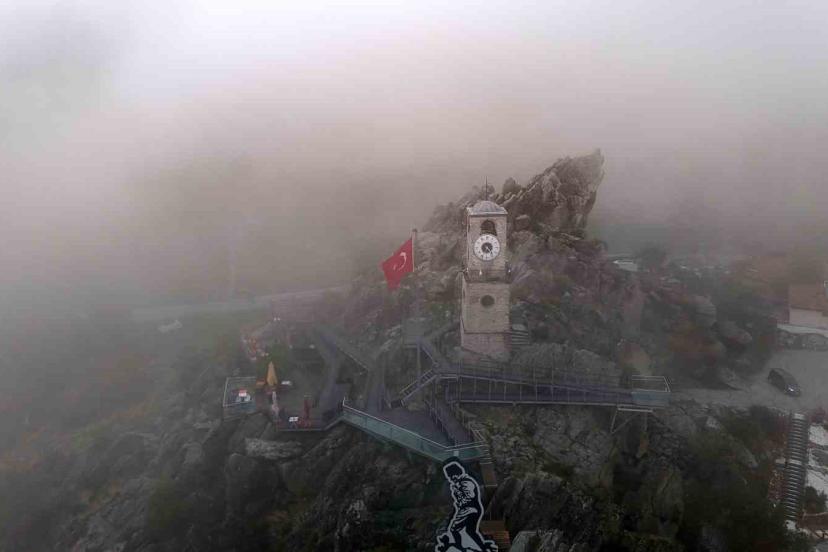 Sivrihisar’da etkili olan sis dağları kapladı