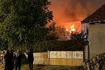 Şuhut’ta korkutan ev yangını: Mahalleli sokağa döküldü