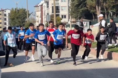 Tavşanlı’da gençler Cumhuriyet koşusunda ter döktü