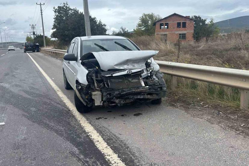 Tavşanlı’da otomobil bariyerlere çarptı: 1 yaralı