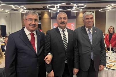 Tören alanında tepki gösteren şehit babası ile Vali Yılmaz resepsiyonda bir araya geldi