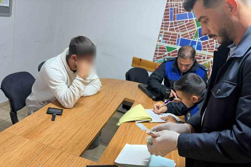 Yalan söyleyerek tramvayda para toplayan dilenciye zabıta engeli