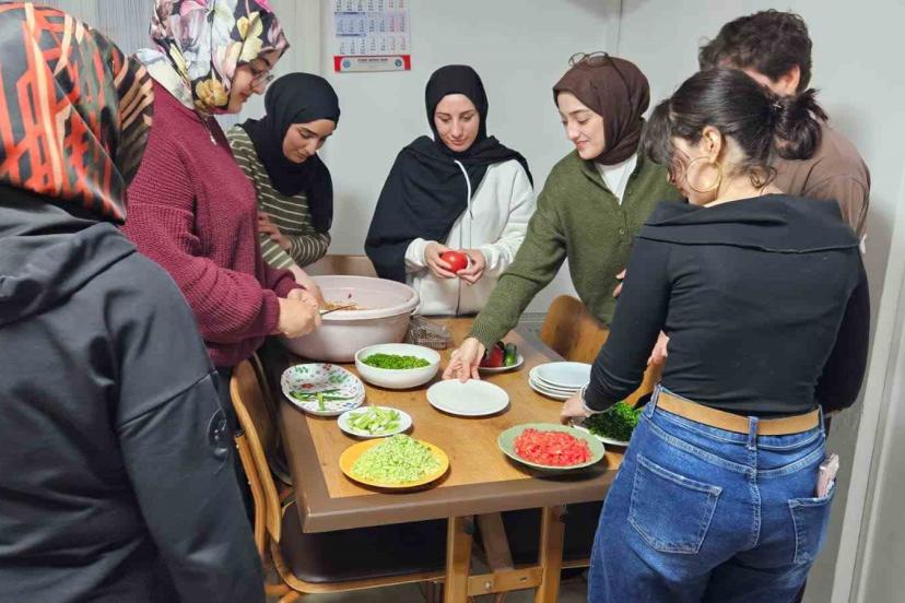 Yurtta kalan üniversiteliler paketli gıda yerine kısır tercih etti