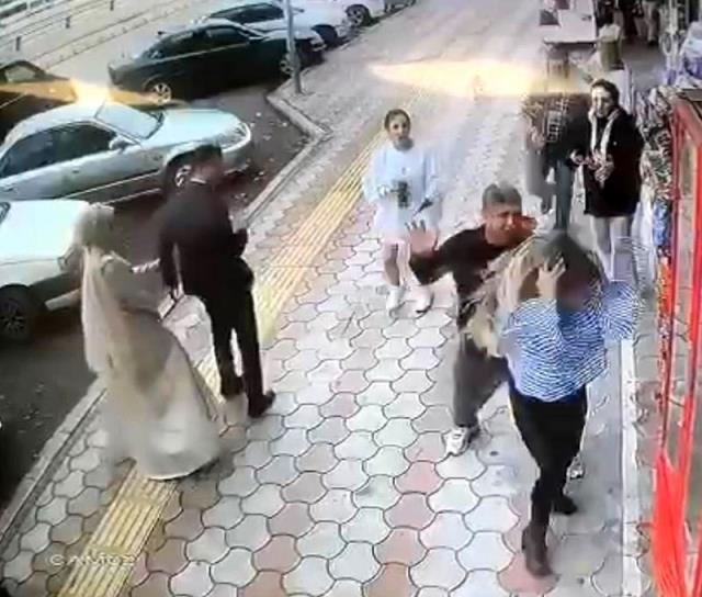 Görüntü Türkiye'den! Kaldırımda yürüyen genç kızları önce taciz edip, sonra dövdüler