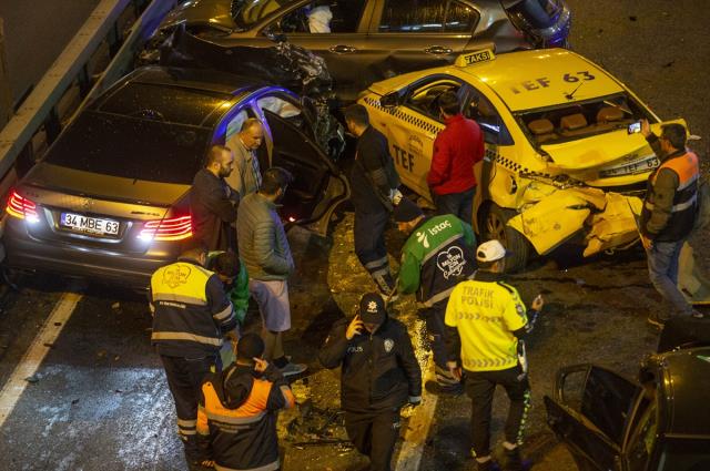 Mecidiyeköy'de zincirleme kaza! 13 araç birbirine girdi