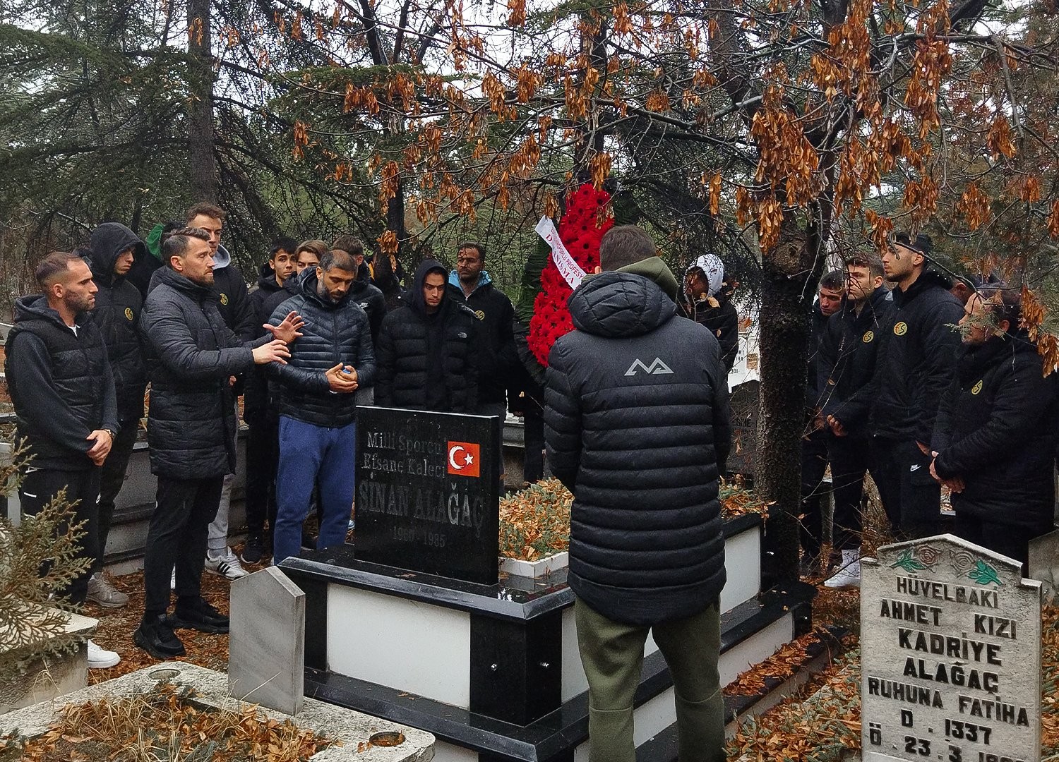 Efsane kaleci Sinan Alağaç kabri başında anıldı