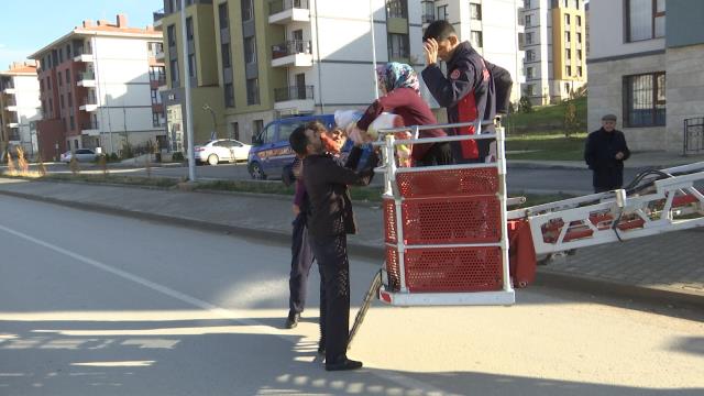 Evinde ailesiyle saatlerce mahsur kalan adam işten gelen haberle yıkıldı