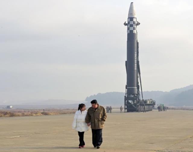 Şaşırtıcı benzerlik! Kuzey Kore lideri, sır gibi sakladığı kızıyla ilk kez görüntülendi