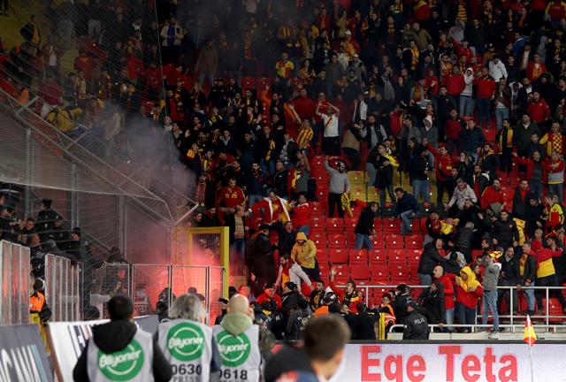 Göztepe Altay maçında kaleciye vuran taraftar kim? Göztepe Altay maçında sahaya giren taraftar bulundu mu?